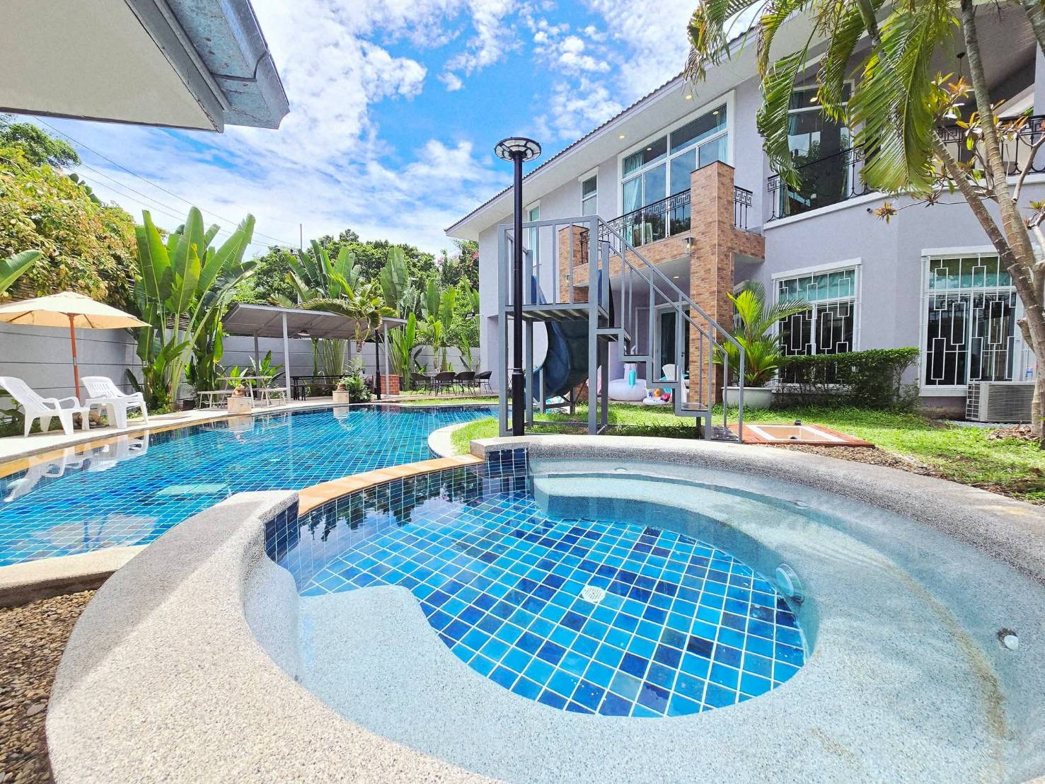 My Memory Pool Villa main building with private pool and jacuzzi in Pattaya